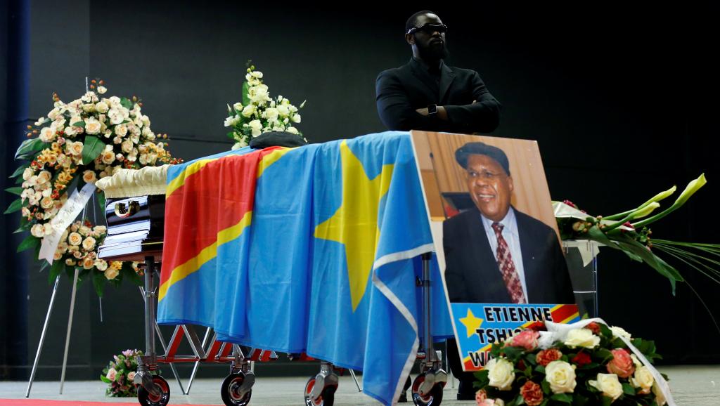 Un an après la mort de l’opposant historique Étienne Tshisekedi, sa dépouille attend toujours à Bruxelles, son rapatriement en République démocratique du Congo.