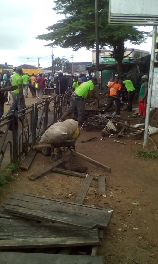 Douala - lutte contre le désordre urbain : libération de l'emprise publique au carrefour école publique Deido.