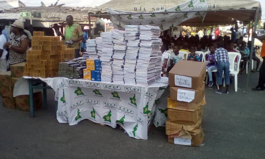 Douala 2- excellence scolaire : Des bourses scolaires destinées aux déplacés internes et enfants issus des familles démunies.