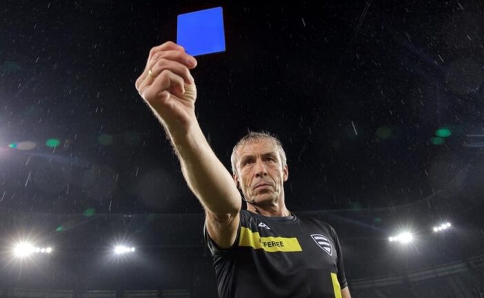 Le Football Accueille le Carton Bleu : Changement de Jeu pour les Fautes et les Contestations !